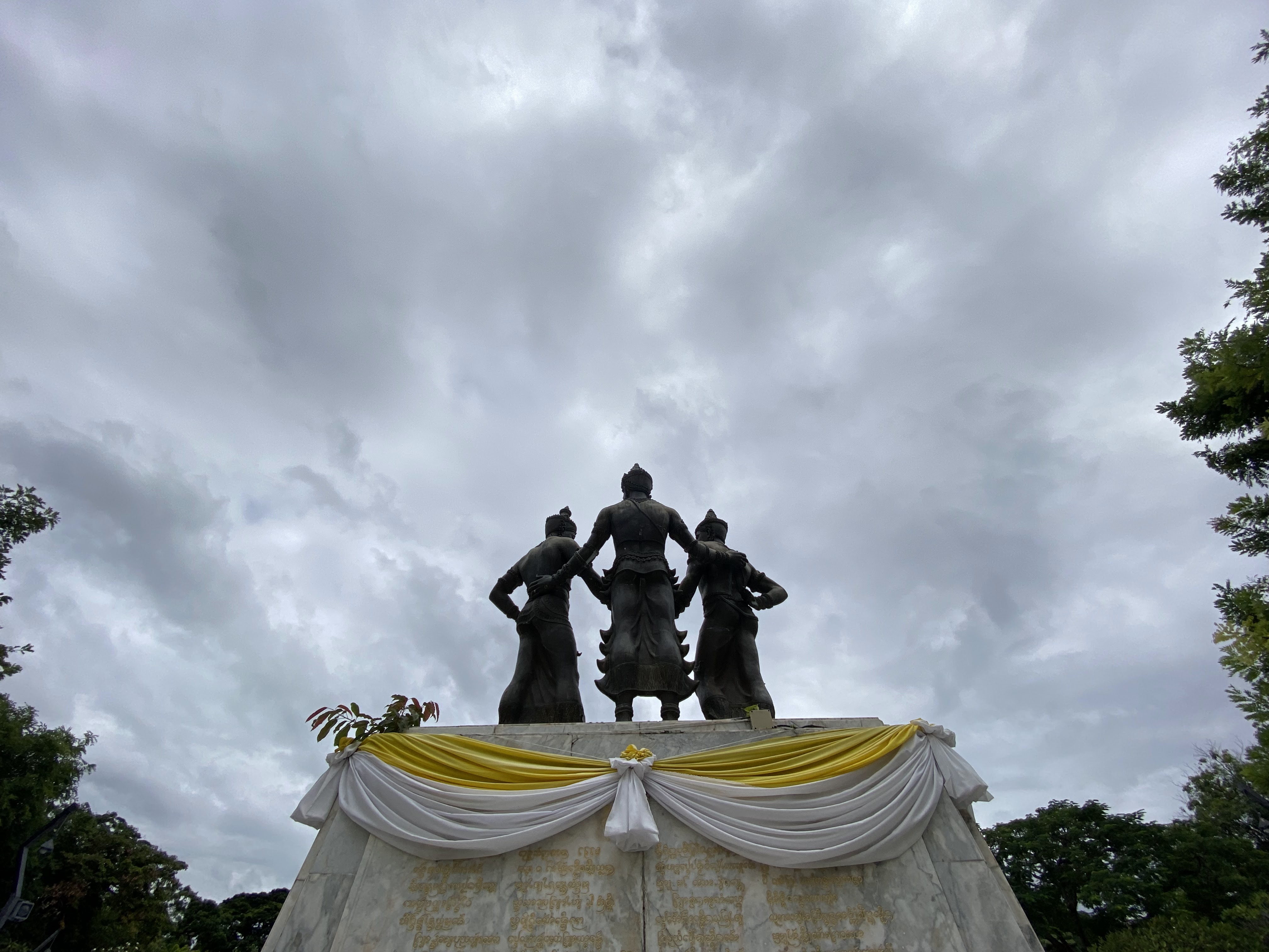 แสงพระอาทิตย์ตกทอง